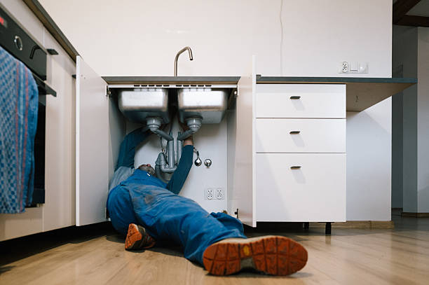 Professional Emergency Plumber technician working in Elmwood, IL